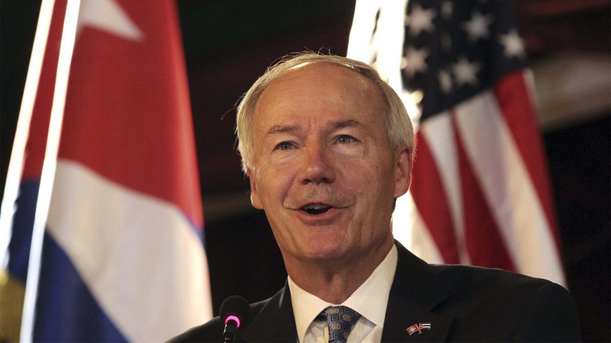 El exgobernador de Arkansas, Asa Hutchinson, se une a la contienda presidencial republicana