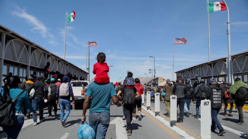 El gobierno de Biden frena la agilización de solicitudes de asilo en la frontera