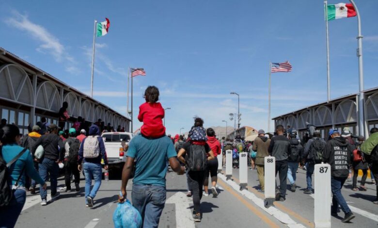 El gobierno de Biden frena la agilización de solicitudes de asilo en la frontera