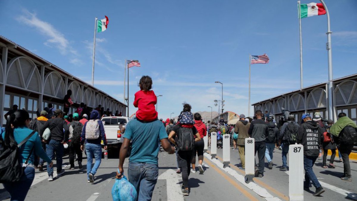 El gobierno de Biden frena la agilización de solicitudes de asilo en la frontera