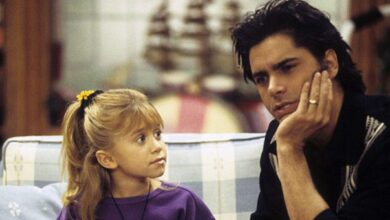 Michelle and Jesse talking to each other in the living room in Full House