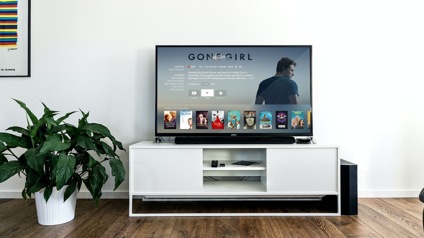 El mejor truco para limpiar la pantalla de tu televisión sin rayarla