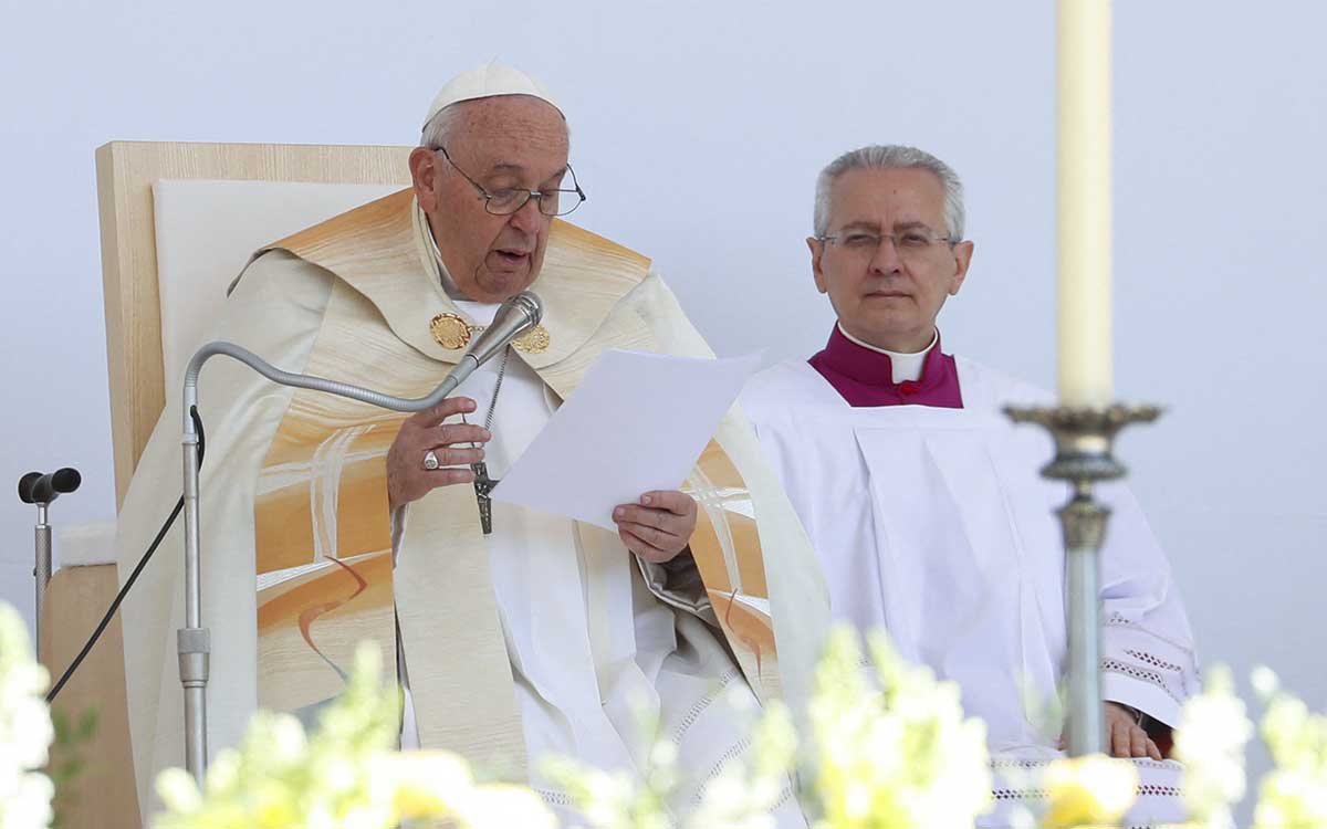 El papa lamenta desde Hungría las ‘puertas cerradas’ a los migrantes