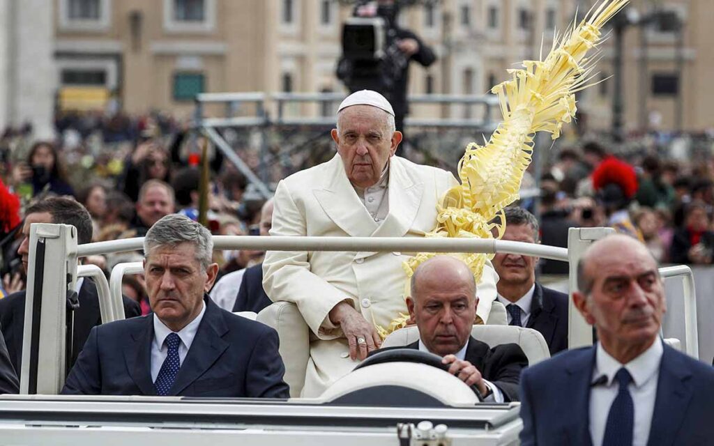 El papa reaparece en la plaza de San Pedro tras salir del hospital