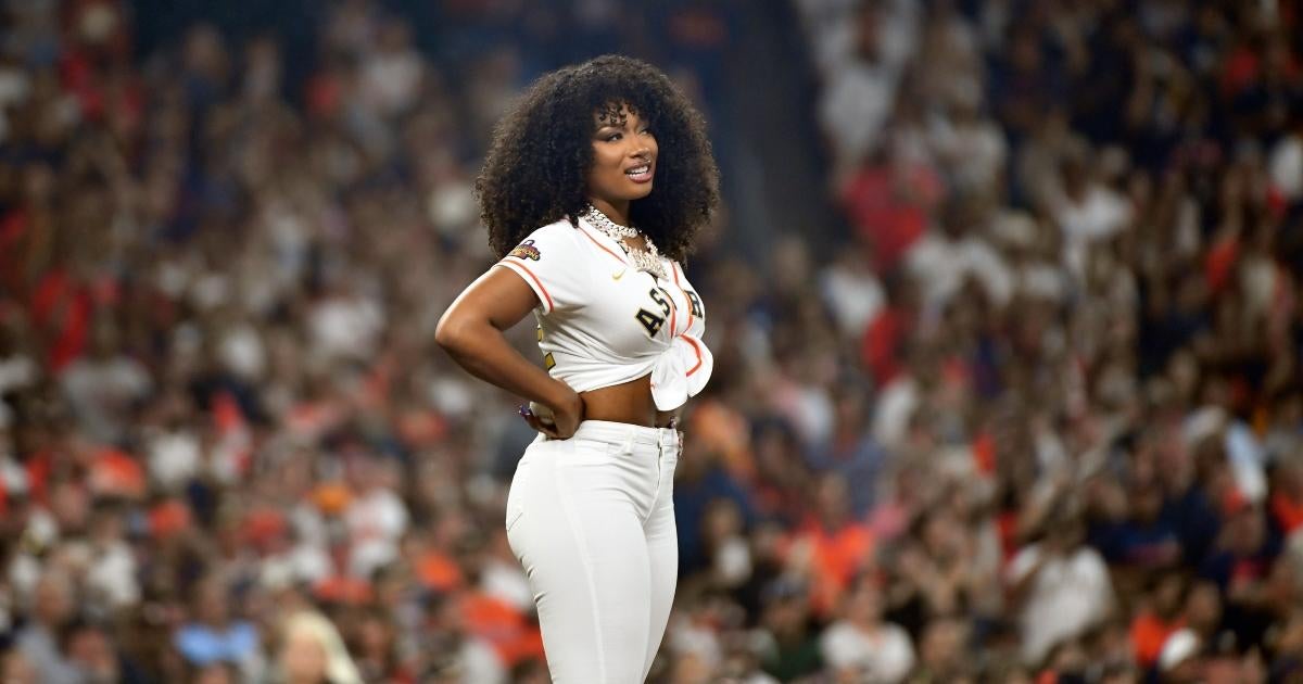 El primer lanzamiento de Megan Thee Stallion en el juego del día inaugural de los Astros hizo que los fanáticos zumbaran