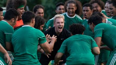 Michael Fassbender as Thomas Rongen yelling and surrounded by team in Next Goal Wins