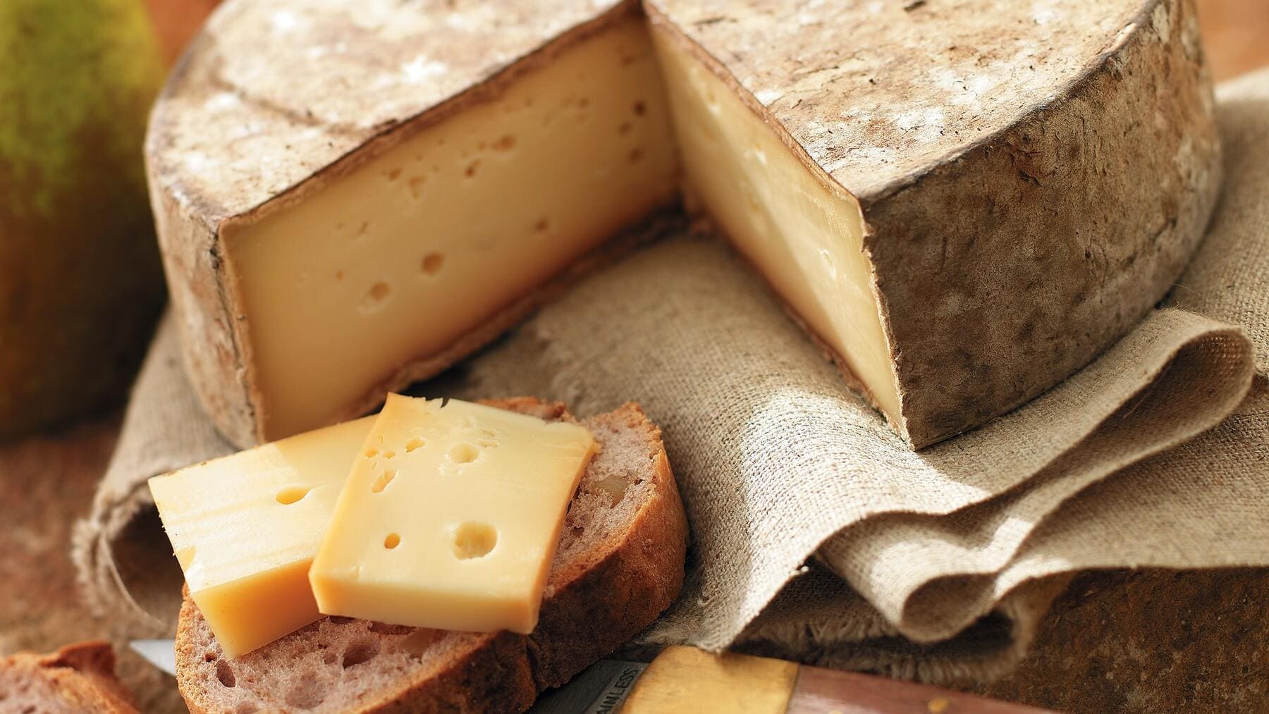 El trucazo del tenedor para cortar perfectamente la cuña de queso