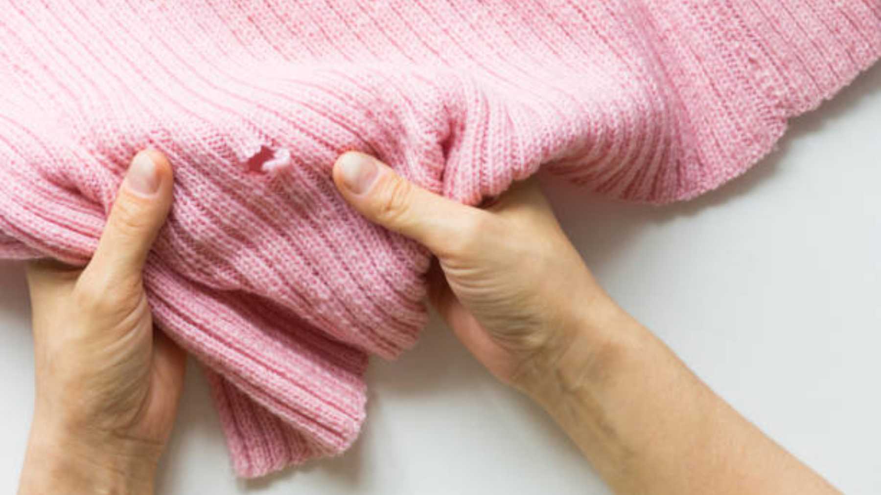 El truco más desconocido y necesario para que dejen de salirte agujeros en la ropa