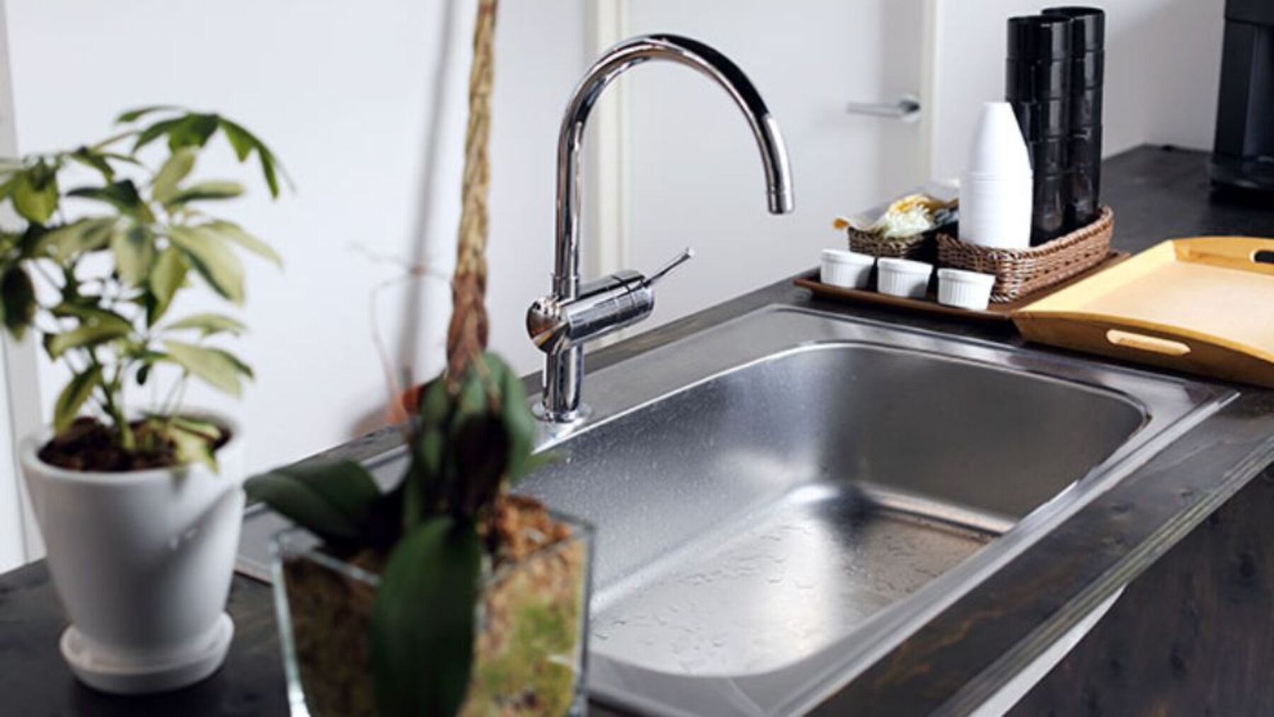 El truco más viral de TikTok para limpiar el desagüe de la cocina