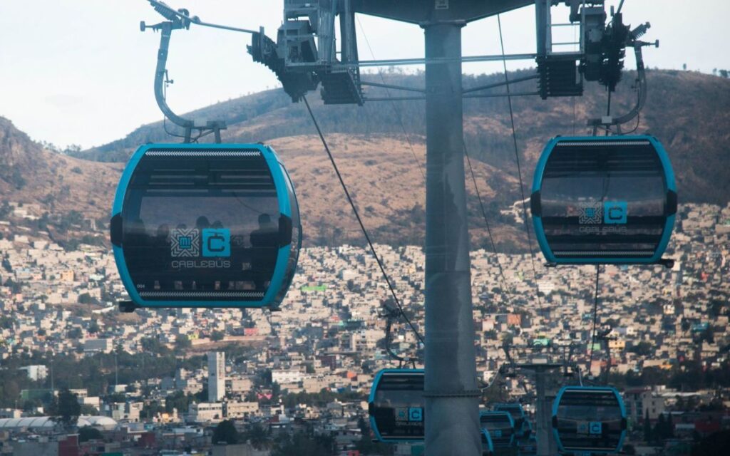 En patio de primaria colocan pilote de Línea 3 de Cablebús