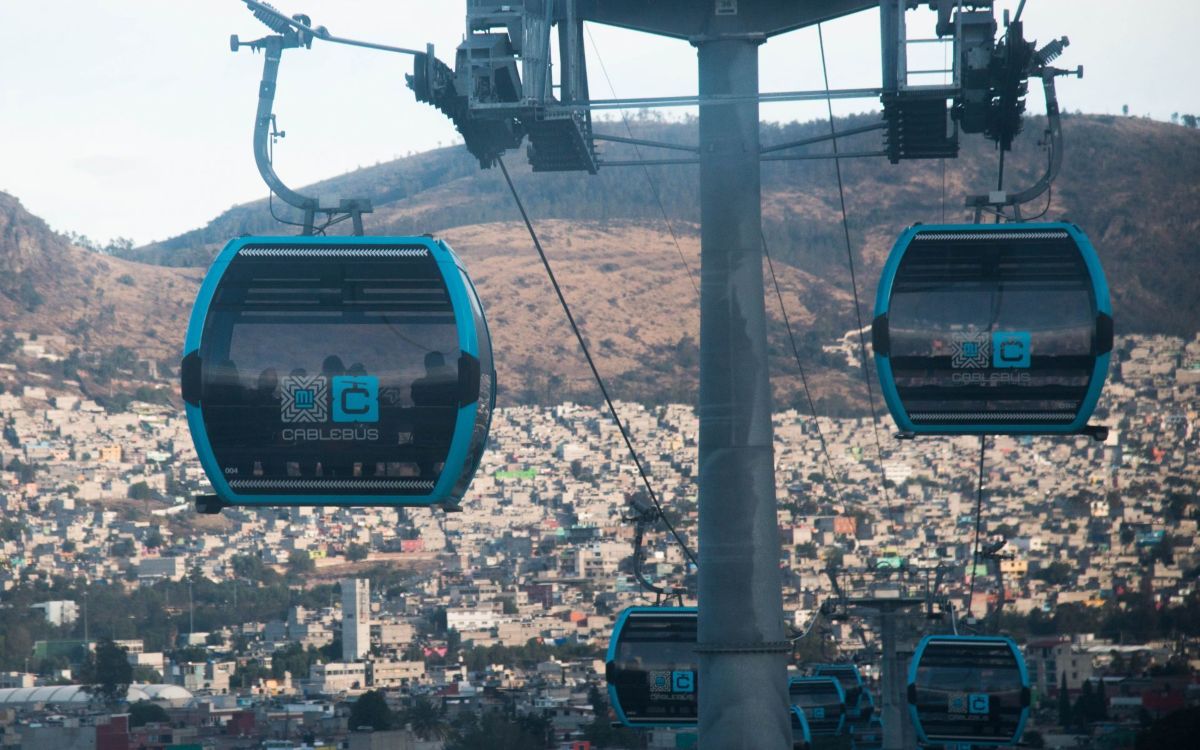 En patio de primaria colocan pilote de Línea 3 de Cablebús