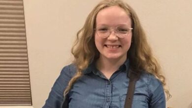 Savanah Brown Sister Wives wearing blue shirt smiling