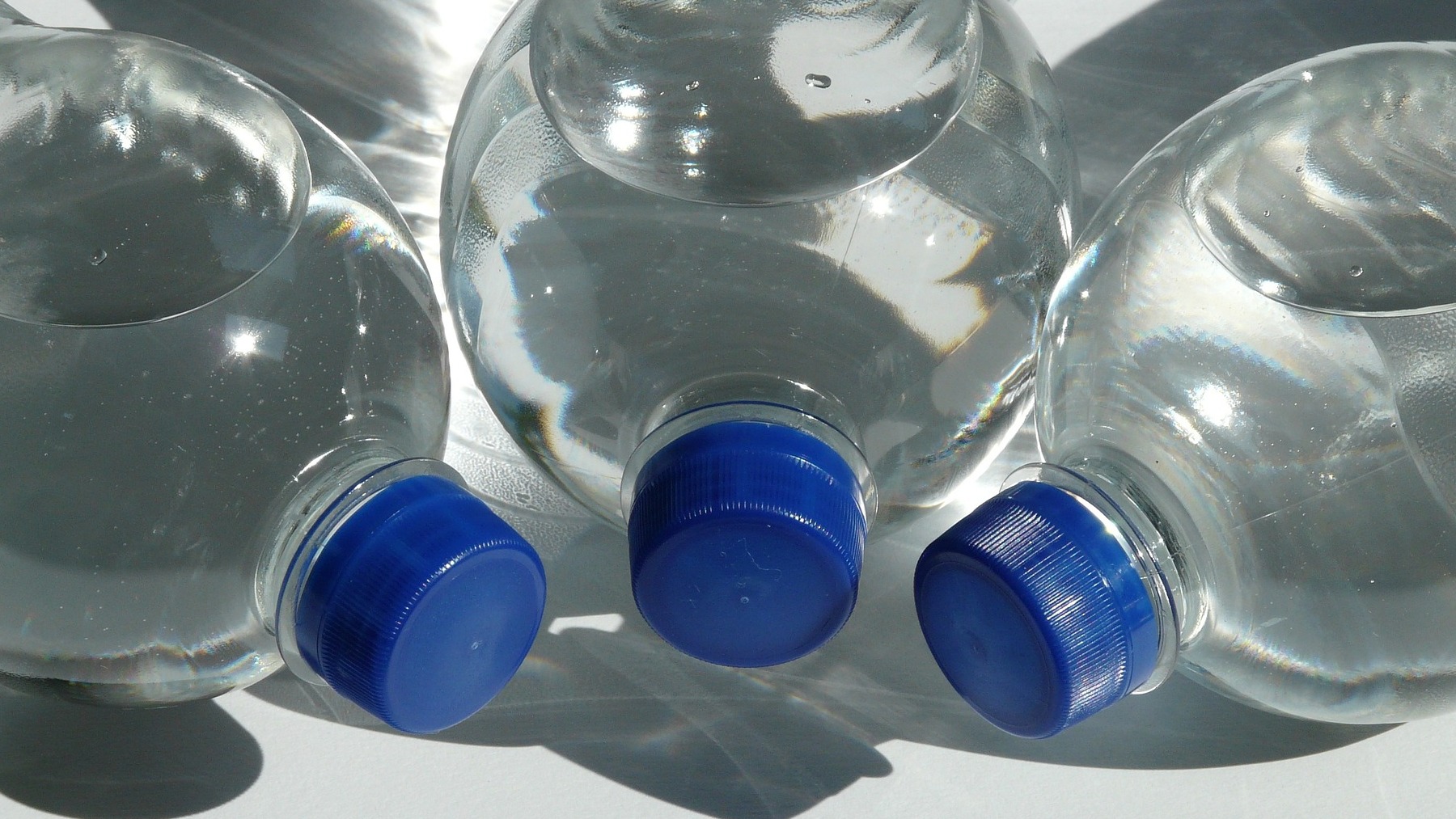 Esta es la razón por la que ves garrafas de agua en las esquinas de las casas