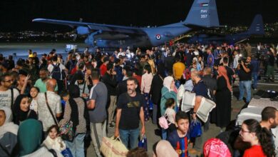 Estados Unidos evacua a diplomáticos de Sudán mientras comienza el éxodo