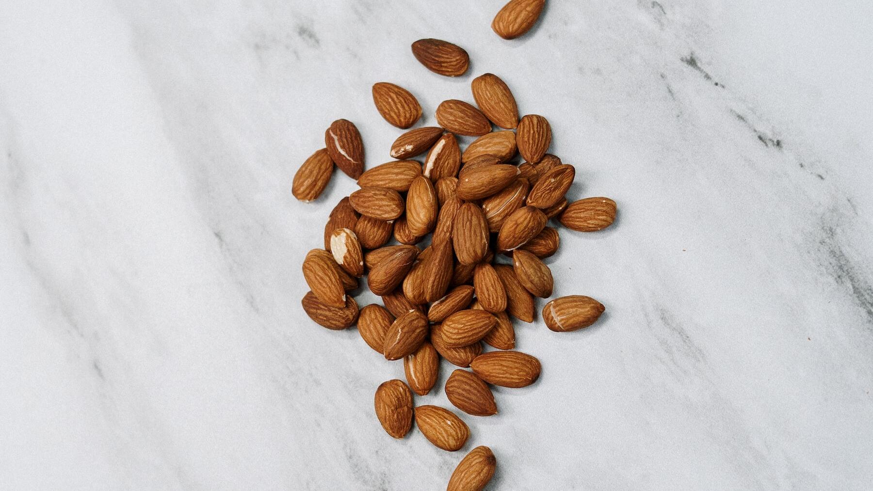 Esto es lo que pasa por comerte la piel marrón de las almendras: ¿Es peligroso?