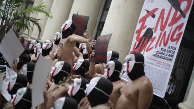 Estudiantes protestan desnudos en Filipinas contras las novatadas violentas