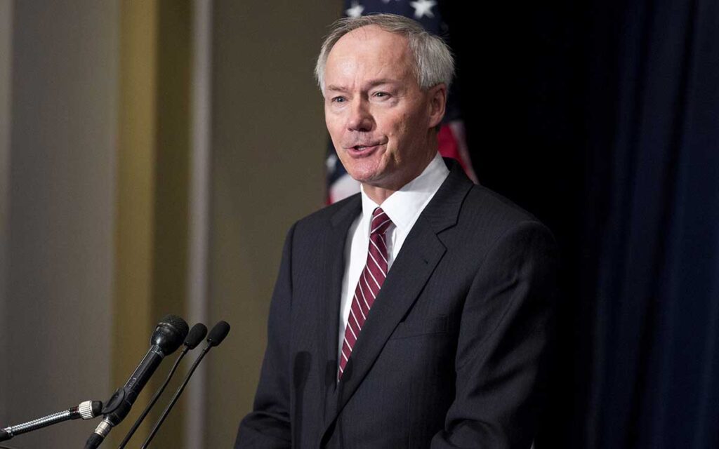 Exgobernador republicano anuncia su candidatura a la Presidencia de EU