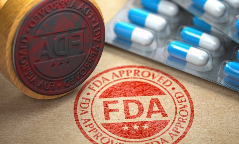 FDA aprueba la primera píldora derivada de heces humanas