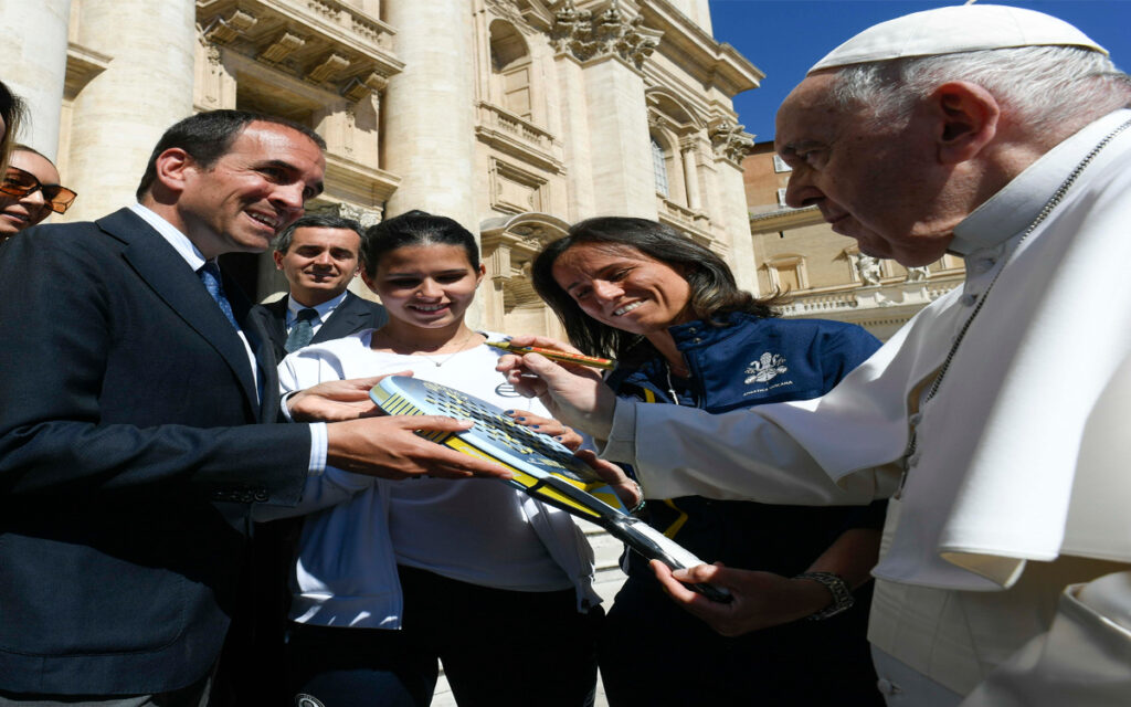Firma Papa Francisco "Pala de la Solidaridad" en apoyo a 500 familias pobres | Tuit