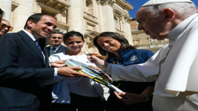 Firma Papa Francisco "Pala de la Solidaridad" en apoyo a 500 familias pobres | Tuit