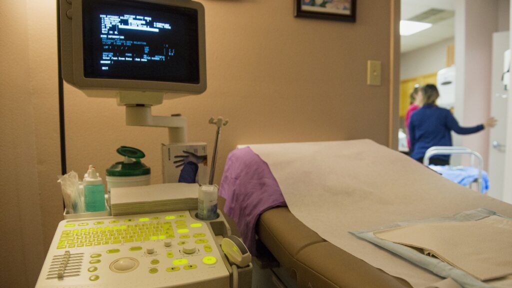 Gobernador de Florida firma ley que prohibe el aborto luego de las 6 semanas de embarazo