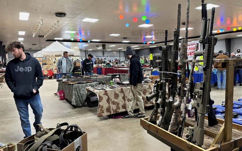 Gobernador de Washington firma ley para prohibir la venta de armas de asalto