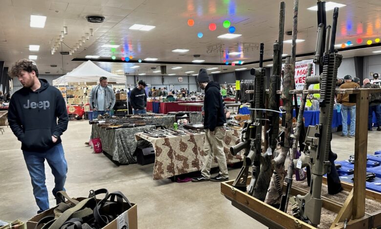 Gobernador de Washington firma ley para prohibir la venta de armas de asalto