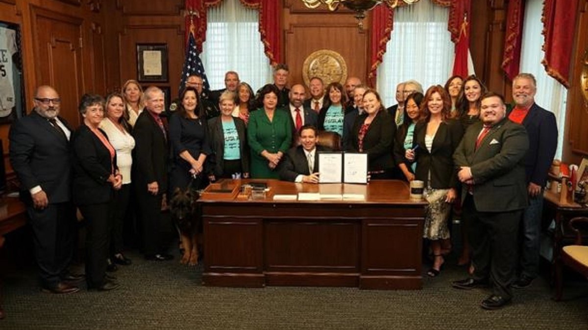 Gobernador firma ley para porte de armas sin requerir permiso