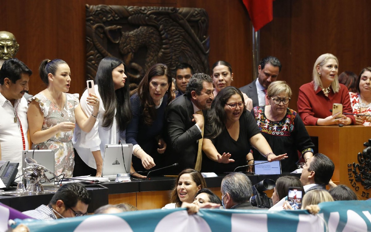 Hay sedes alternas para que Senado sesione: Monreal