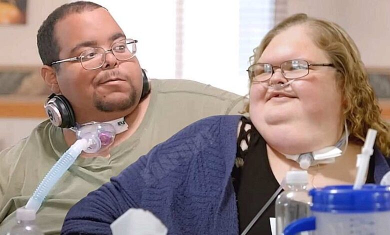 1000-lb-Sisters' Tammy Slaton and Caleb Willingham sitting together with trach tubes
