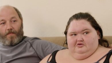 Amy Slaton and Michael Halterman on 1000-lb Sisters sitting on couch