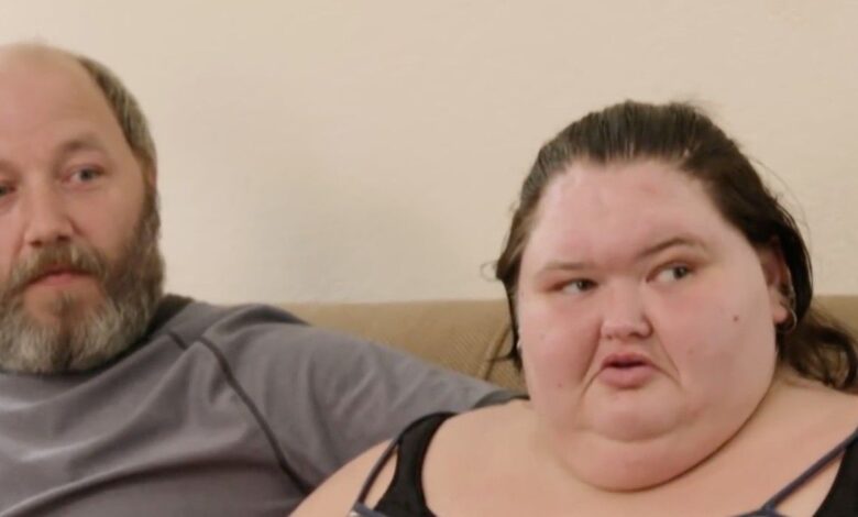 Amy Slaton and Michael Halterman on 1000-lb Sisters sitting on couch