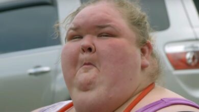 Tammy Slaton making a strange face in 1000-lb Sisters in front of car