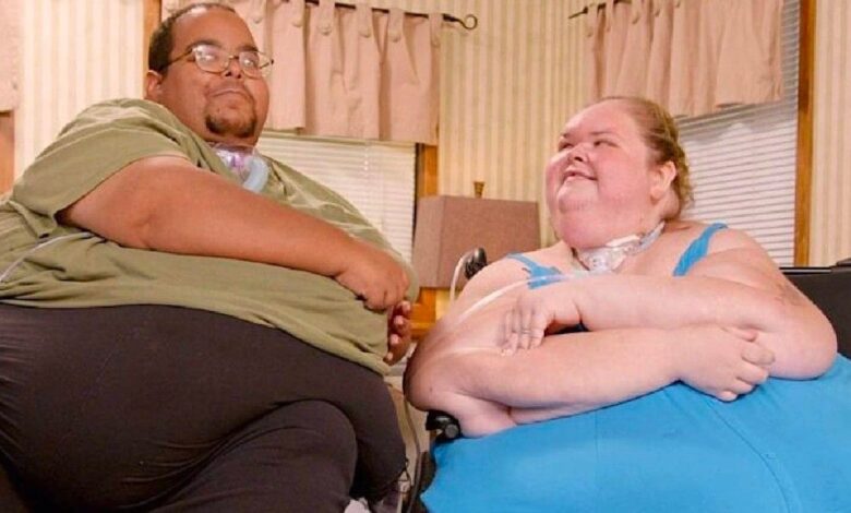 Tammy Slaton and Caleb from 1000-lb Sisters sitting on couch side by side