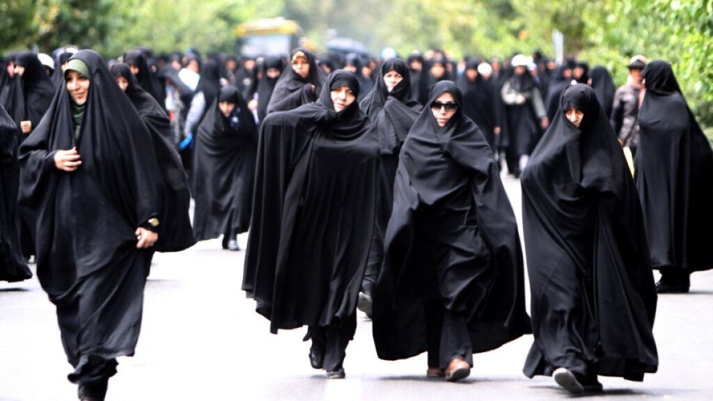 Increíble: la policía usará cámaras para detectar a mujeres que no lleven velo en Irán