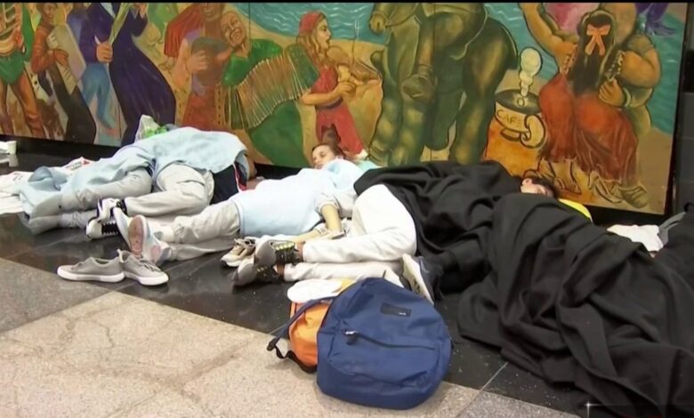 Inmigrantes duermen en O’Hare esperando ser llevados a refugios