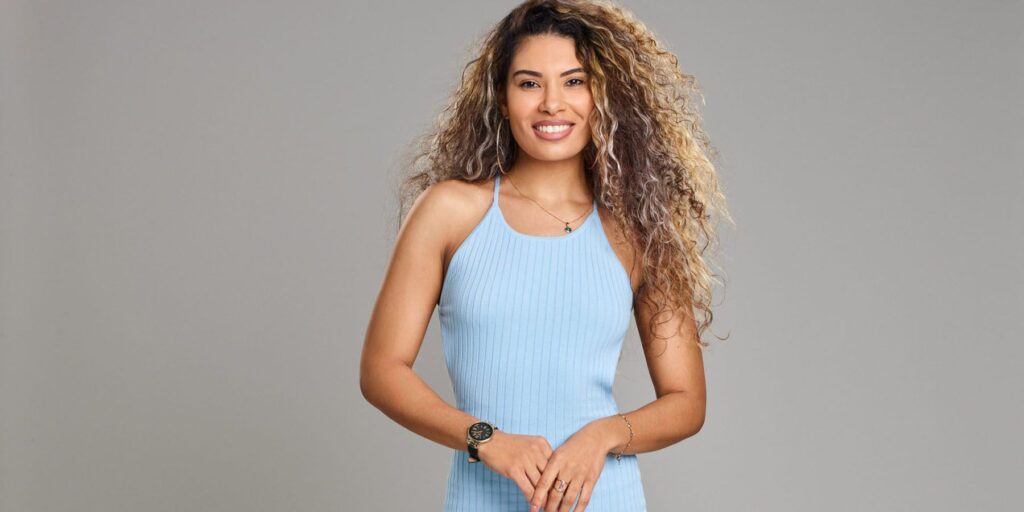 Jackelina Bonds from Love is Blind season 4 in a promo photo wearing a blue dress