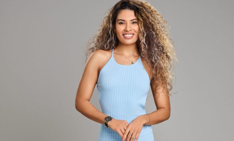 Jackelina Bonds from Love is Blind season 4 in a promo photo wearing a blue dress