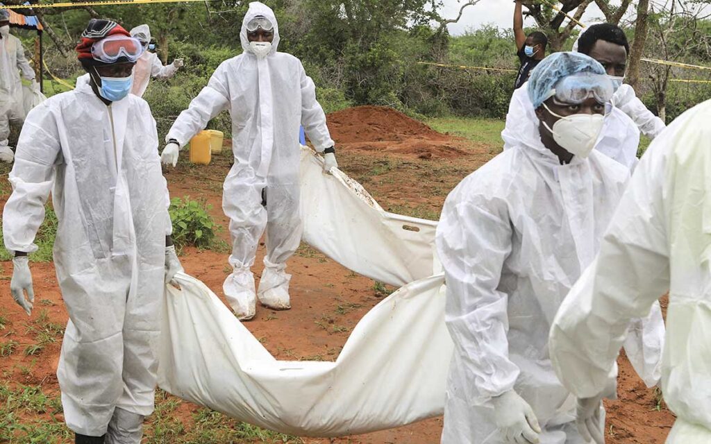 Kenia: Suman 27 los cuerpos hallados en fosas en los terrenos del líder de un culto