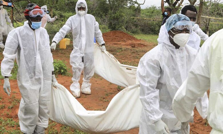 Kenia: Suman 27 los cuerpos hallados en fosas en los terrenos del líder de un culto