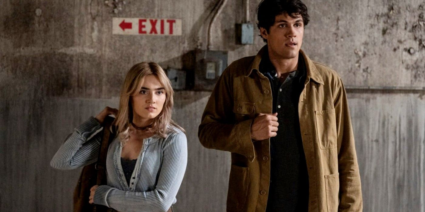 John and Mary carrying their items and looking at something in the Winchesters-1