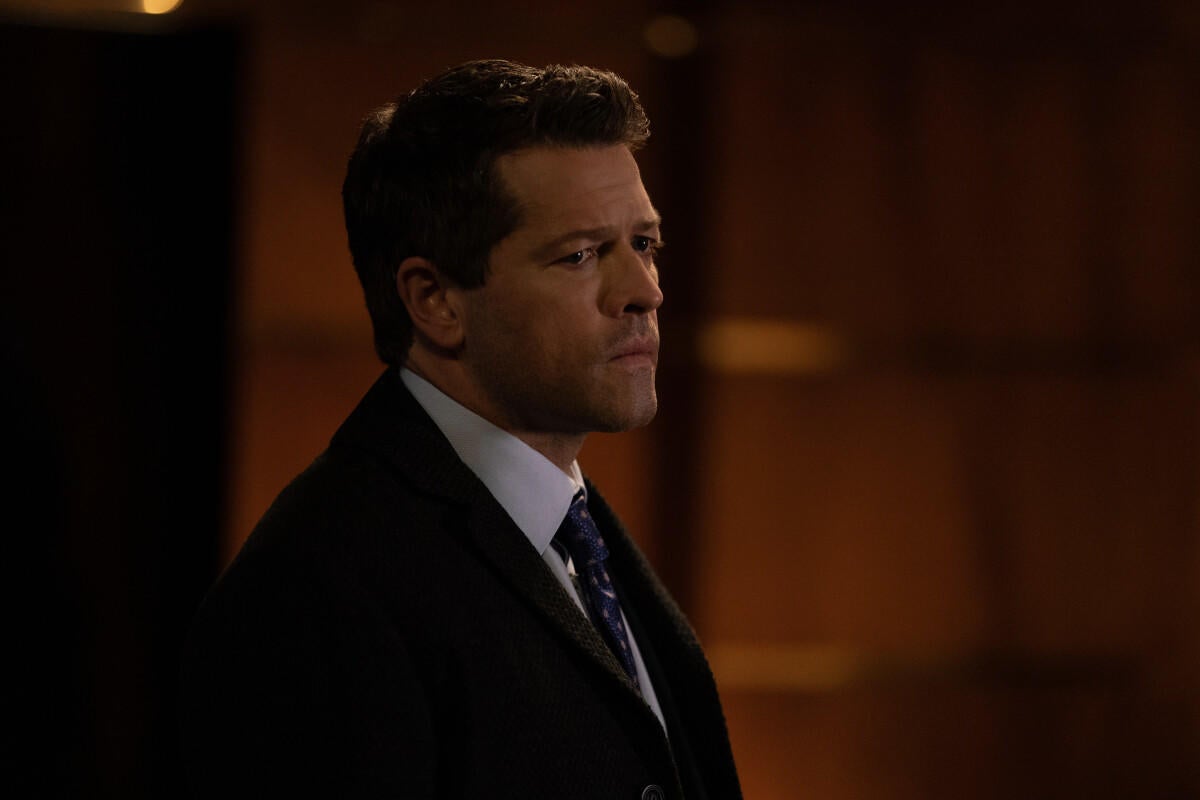 La estrella de Gotham Knights, Misha Collins, se burla de los fanáticos que aún no conocen a Two-Face