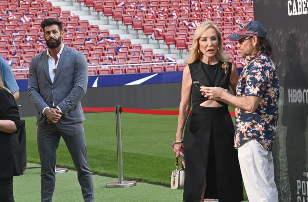 Carmen Lomana junto a un amigo en un photocall. / Gtres
