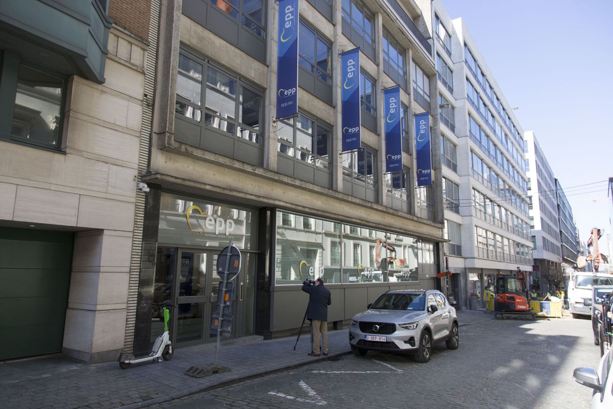 La policía registra la sede del Partido Popular Europeo en Bruselas por un caso de corrupción