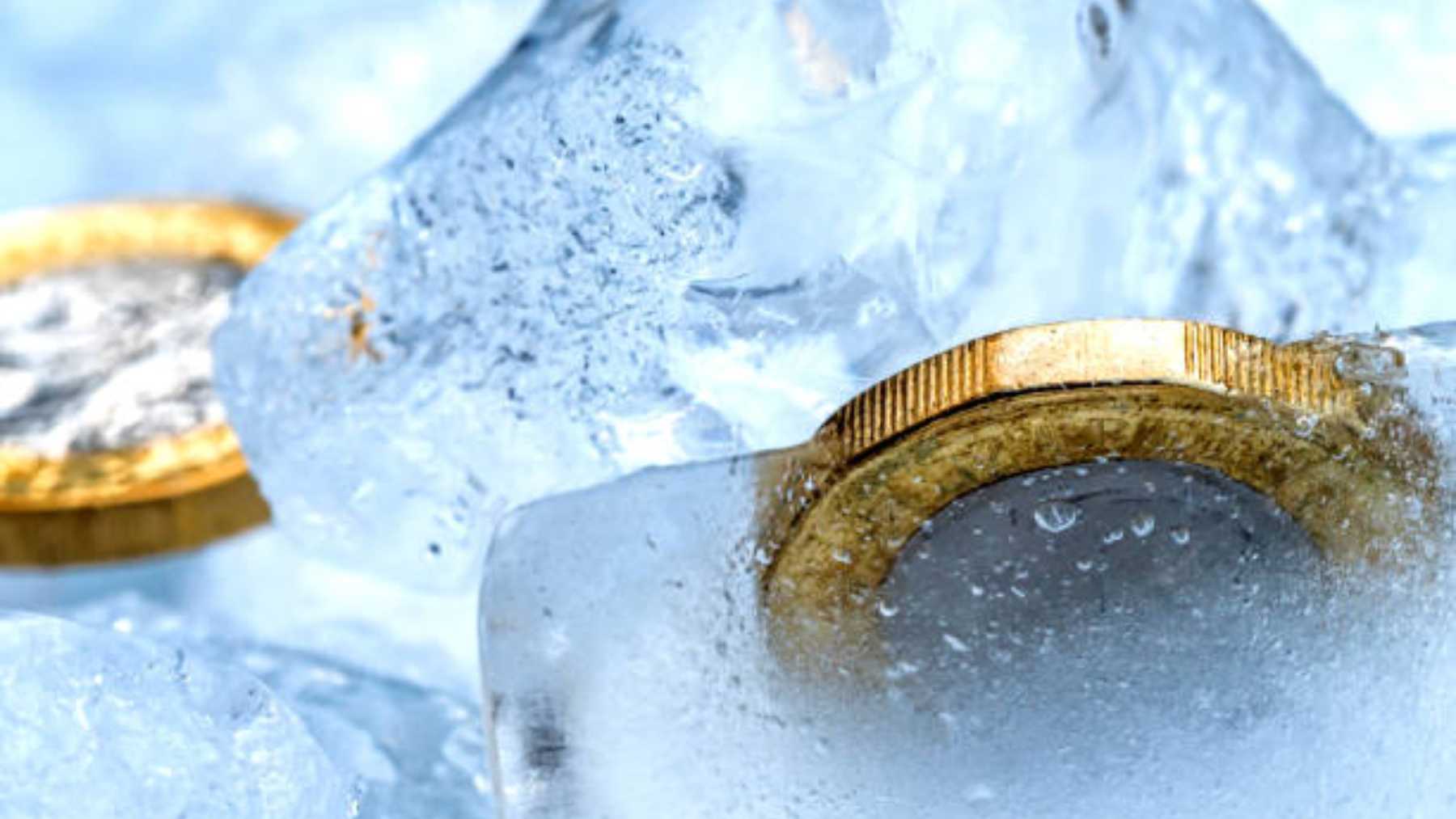 La razón por la que debes meter una moneda en el congelador si te vas de viaje