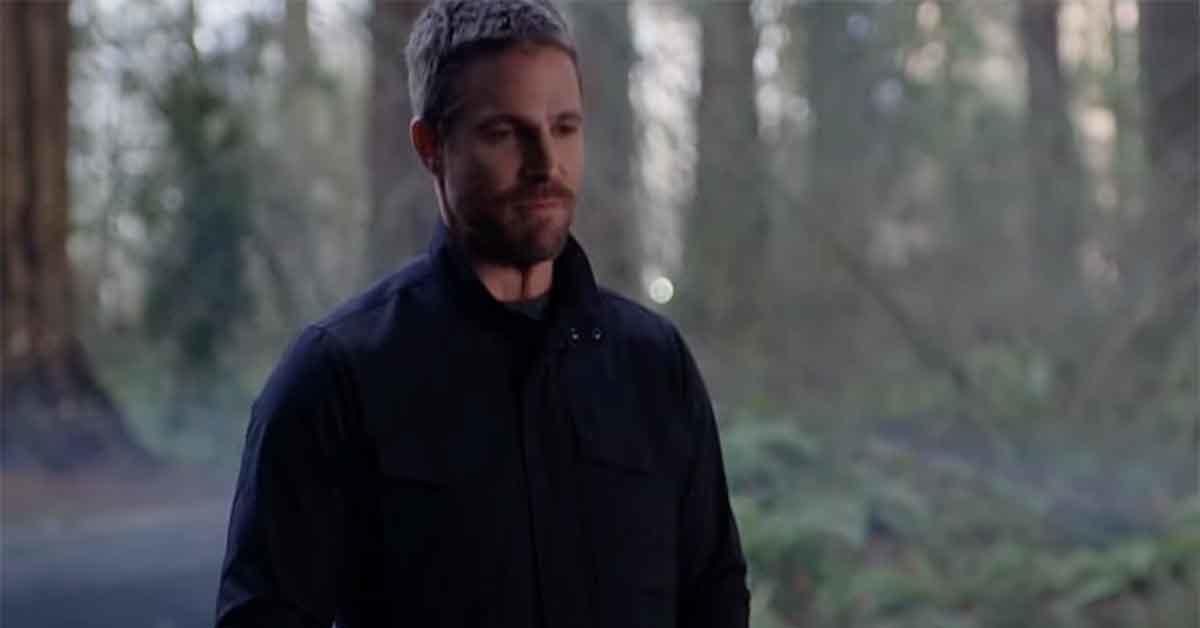 The Flash: Stephen Amell dice que estaba nervioso por vestirse de nuevo como Green Arrow