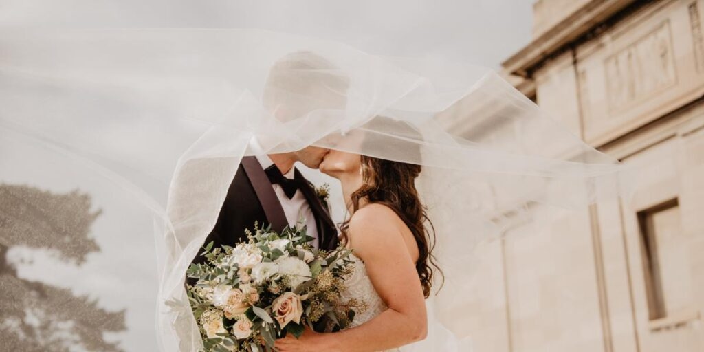 Las bodas civiles ganan terreno a las religiosas: 6 de cada 10 parejas eligen casarse por lo civil