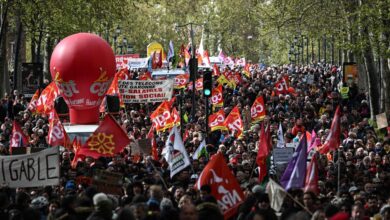 Las protestas persisten en Francia mientras la ley de pensiones de Macron se acerca al último obstáculo