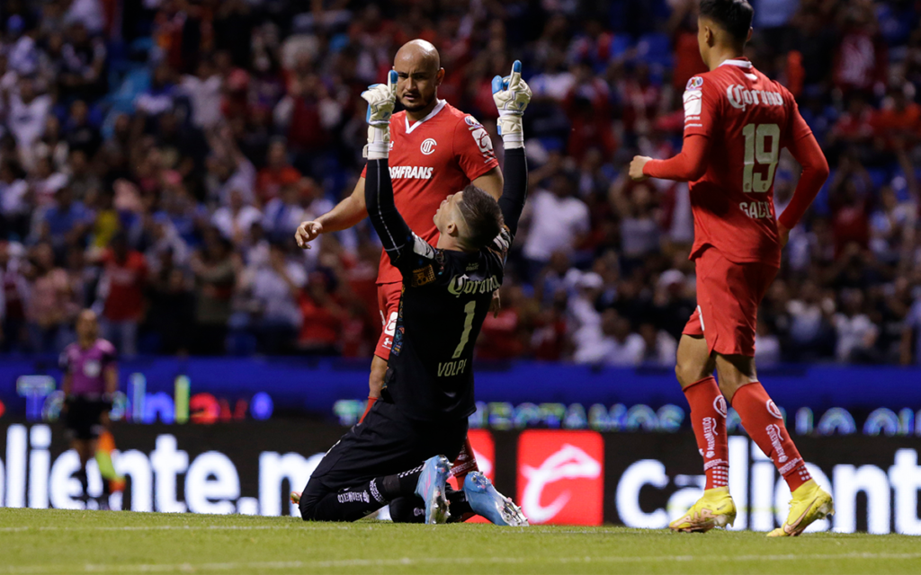 Liga MX: Guardameta Volpi brilla por Toluca con gol en su visita a Puebla | Video