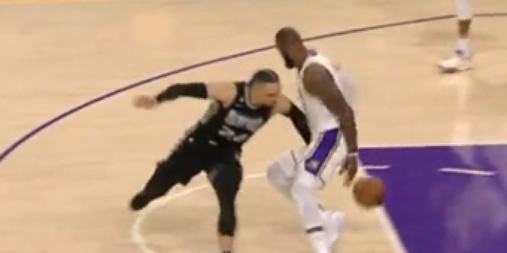 Lo de Brooks ya es demasiado: ¡golpea en los testículos a LeBron y es expulsado!